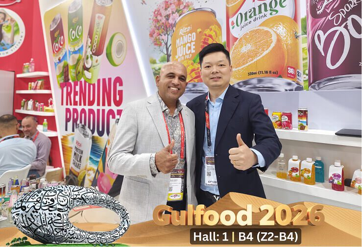 شريكان أمام جدار منتجات RITA في جناح Gulfood 2026
